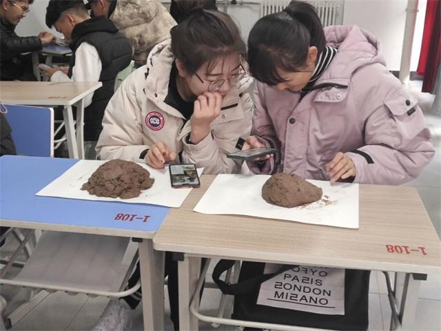 【完满班级】神奇的泥巴——艺术传媒学院18级环设1805班举办“回味童年 创意无限”捏泥塑完满班级活动