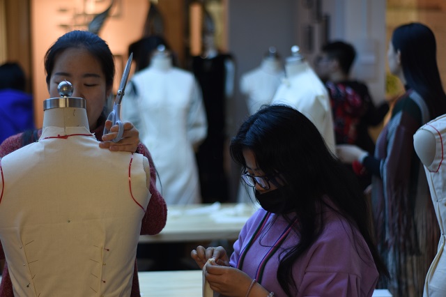 【完满班级】服装立裁 感受设计——艺术传媒学院服装1601班举办服装立裁体验活动