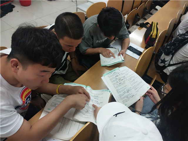 【完满班级】奇葩之王——数媒1701班举办英语辩论赛