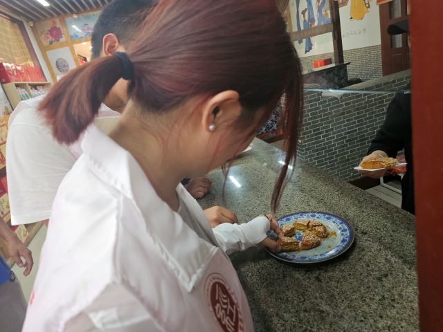 饼承百年韵 香传天下情——金笺淡墨专项志愿服务队