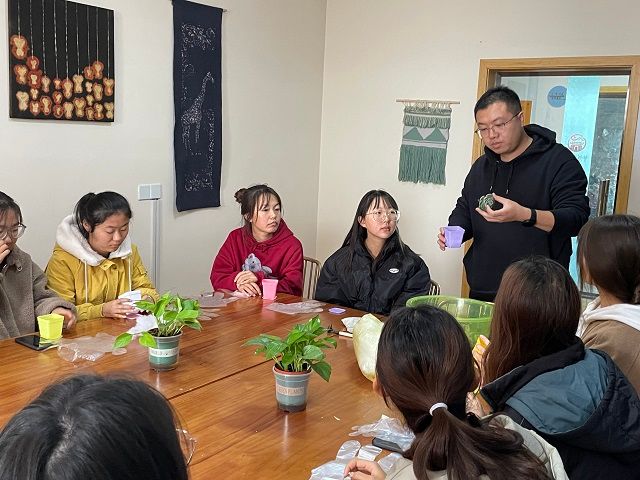 迎接冬季 多肉走进宿舍——食品与环境学院“懂花 才懂生活”花艺小课堂