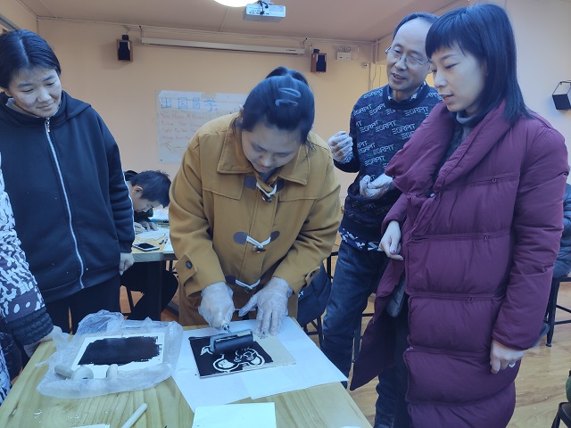 近距离接触中国传统版画 弘扬非物质文化