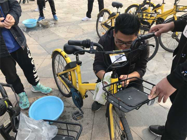 【完满班级】秋风不解迟桂花 菊盛艳艳呈娇面——机制1703班举办我为OFO“擦把脸”完满班级活动