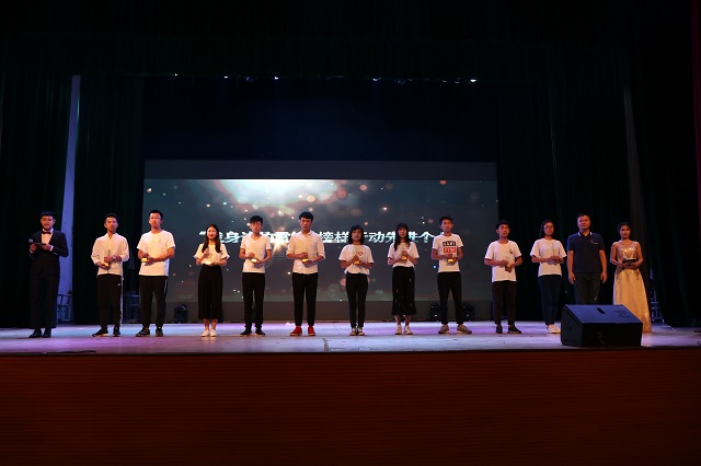 【荣誉周】“感动信院·志愿者之夜”2017-2018学年优秀青年志愿者组织及个人表彰晚会圆满落幕