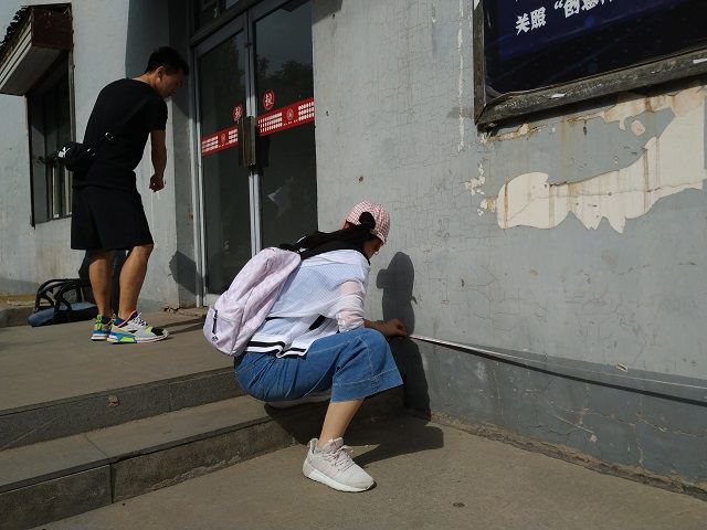 【完满班级】拿仪器测量距离 用笔尖绘制校园