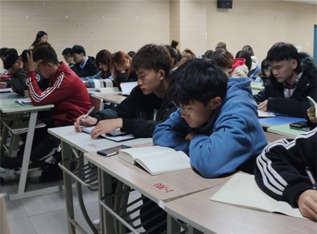 营造书香学院 打造诗意氛围——艺术传媒学院“艺路领先”书香研读养成周