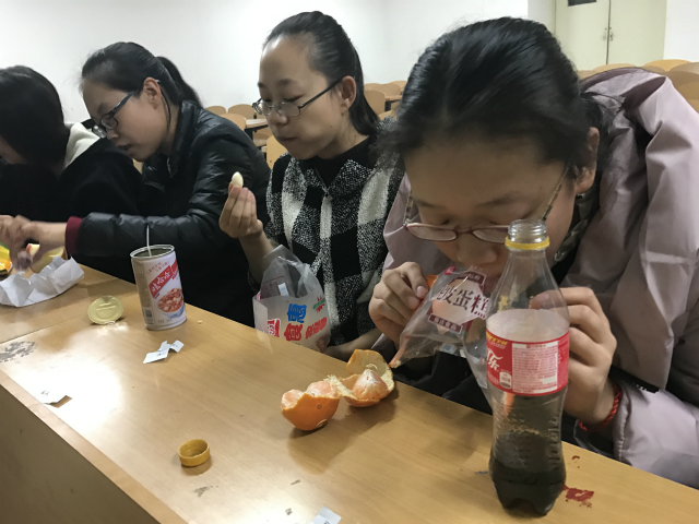 南滋北味社举办“吃”心不改特色社团活动