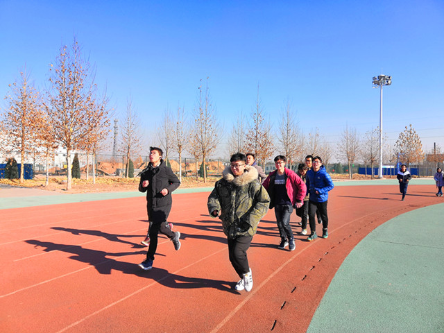 慢跑深呼吸 燃烧卡路里——大数据学院、信息工程学院举办了第一届“暖冬计划”慢跑比赛
