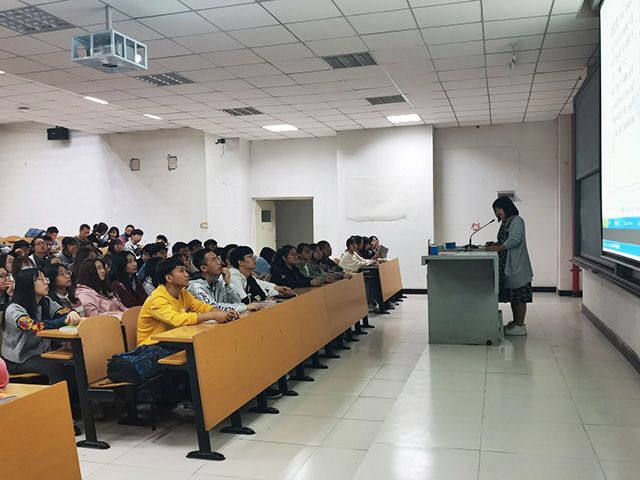 初入校园 与机遇撞满怀——艺术传媒学院视觉2002新生“创意写作，德国FOM项目”活动