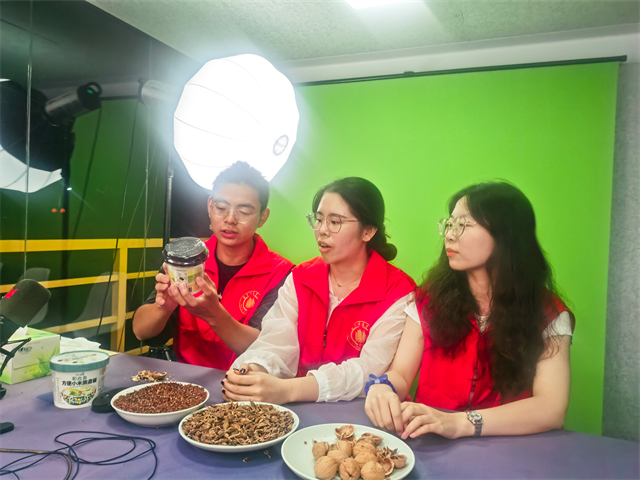 【三下乡】体验“助农主播”的一天 为农产品销售打开新出路——“传承红色基因”调研寻访团