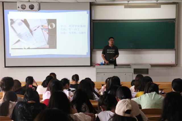 【辅导员说完满】 拼搏以得人生佳酿——外语系2018级辅导员说完满