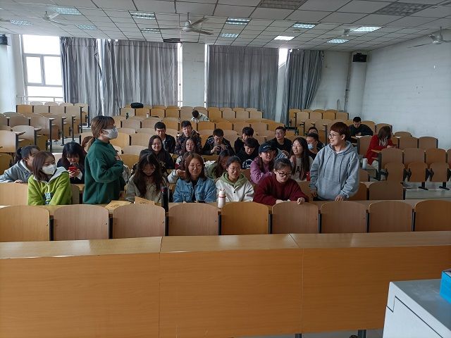 【完满班级】了解两会内容 学习两会精神——食品与环境学院食安1801班完满班级活动