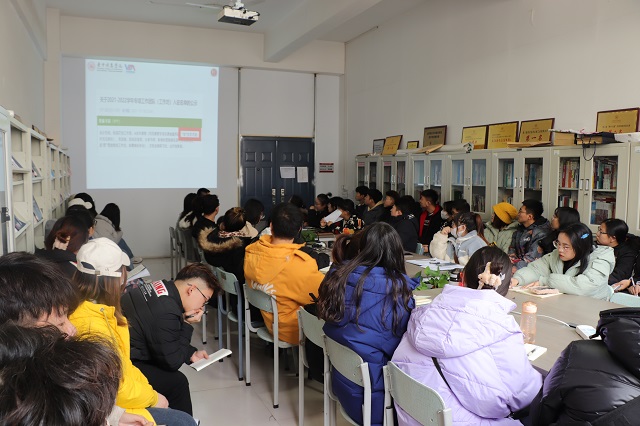 收拾行囊 聚力谱新章——经济与管理学院开展期末总结座谈会