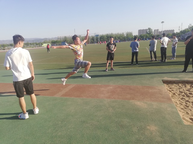 【完满班级】激情跳跃 燃烧斗志——青春无畏，冲破天空“数据1801班”沙坑跳远比赛