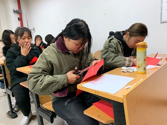 【完满班级】纸艺缩影人生——艺术传媒学院视觉1903班“承中国传统 扬青春创意”学习剪纸文化活动