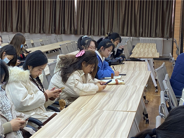 第三十六期“创客视界”传媒沙龙：百名学子领略剪辑技巧