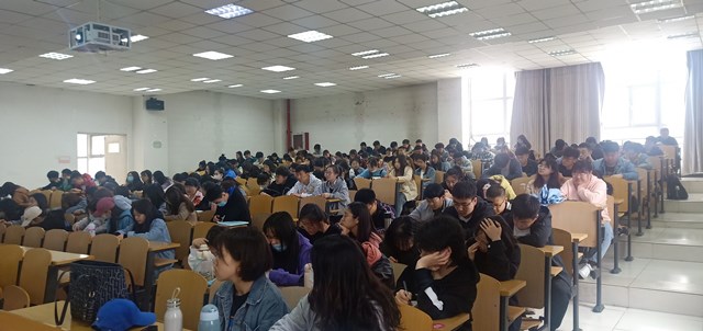 【辅导员说完满】提高防骗意识 筑牢安全防线——经济与管理学院开展“紧绷防范之弦 认清诈骗之害”主题年级会