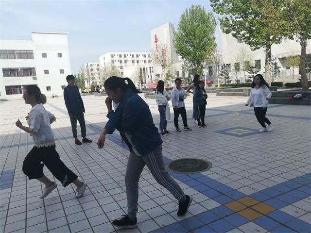 【完满班级】奔跑吧——服装1601班级举办“洋溢青春 拼搏活力”奔跑吧活动