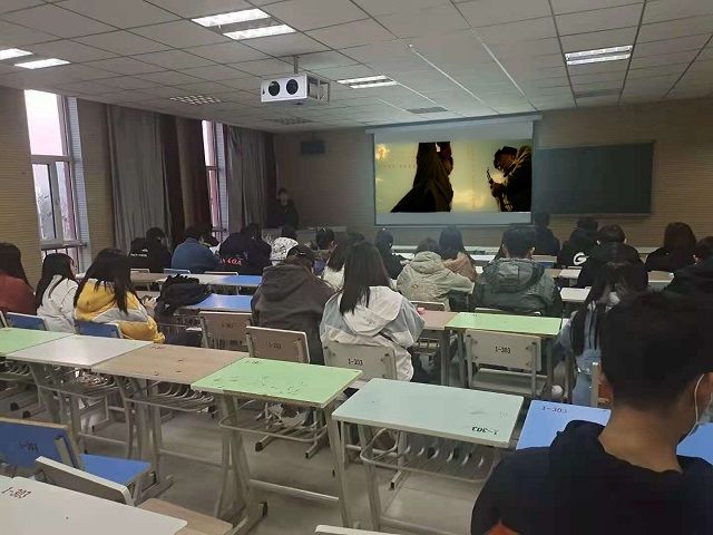 【完满班级】奉献青春 致敬英雄——环设1804班学习雷锋观影活动