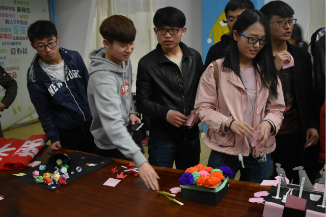 用双手创造 用思维创新——经济管理系举办第四届纸张废物利用设计大赛