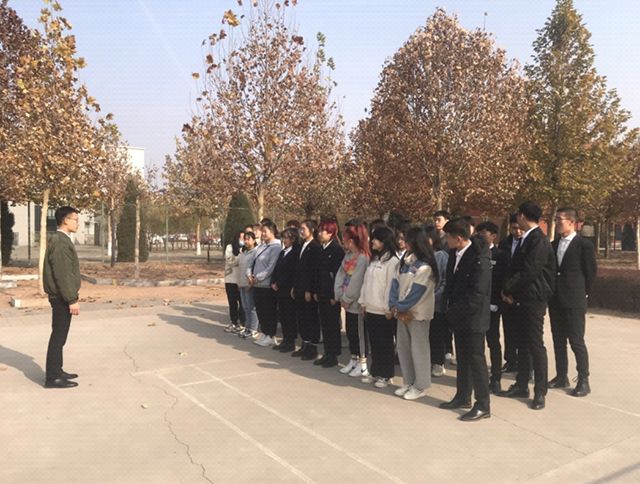 【完满班级】传正能 扬新风——艺术传媒学院环设1904班校园卫生清理活动