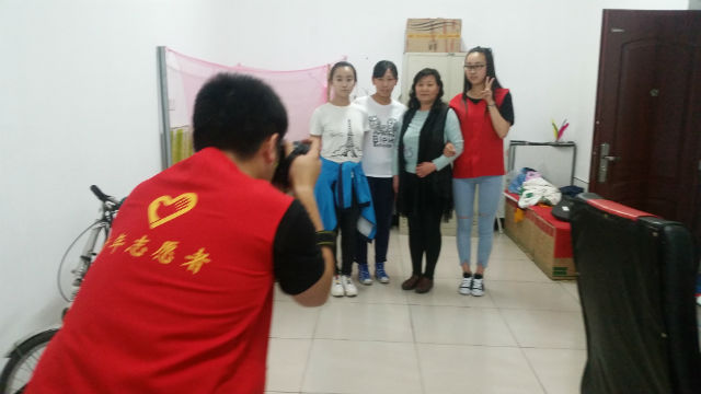 首届校园微公益行动之最美的信院 最美的阿姨