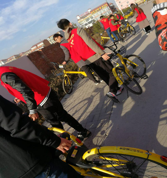 【完满班级】暖阳下的善行 大手小手一起干——环科系环科1601班举办“善”行青春主题活动