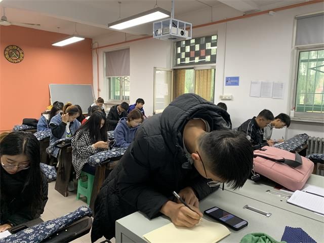 【完满班级】万人空港 喜迎国庆 创意绘画大赛比拼——艺术传媒学院动画1902班举办完满班级活动