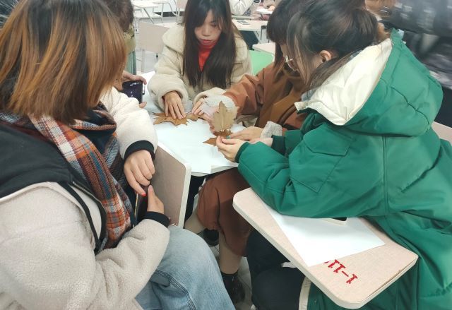 【完满班级】落叶归画——艺术传媒学院环设1901班举行落叶绘画活动