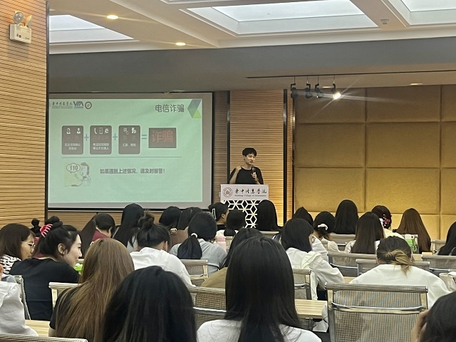 怀着太阳的热情 奔赴人生的宽广——商务英语学院九月辅导员说完满合集