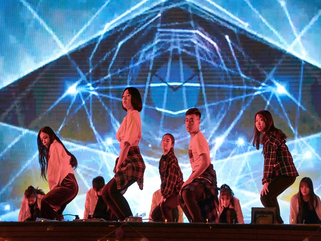 艺术传媒学院举办2019年“钟响月元 艺路扬帆”主题元旦晚会