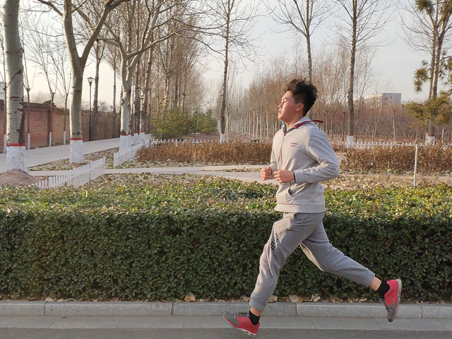 百名学子参加校园花式迷你马拉松之10公里挑战赛