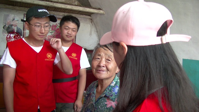 探望孤寡老人 用陪伴与孤独“细语”——远景学院“青春心向党 建功新时代”三下乡之行