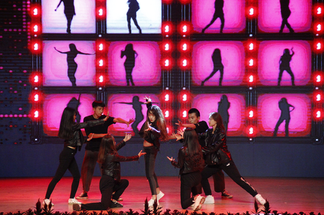 大学生艺术团在“新星之城”期待夜空中最亮的你