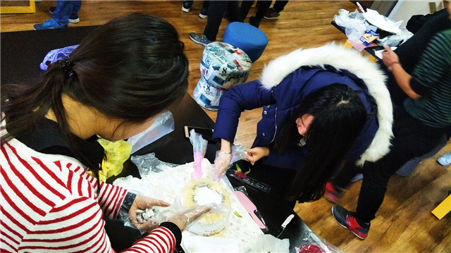 【完满班级】小月风来晚 戴云密遮星——机电工程系电气1604班“男女DIY蛋糕涂鸦”完满班级活动为冬季增添光彩