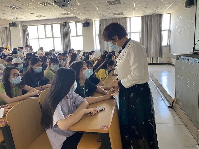 【辅导员说完满】预防电信诈骗 维护财产安全——食品与环境学院2018级主题年级会