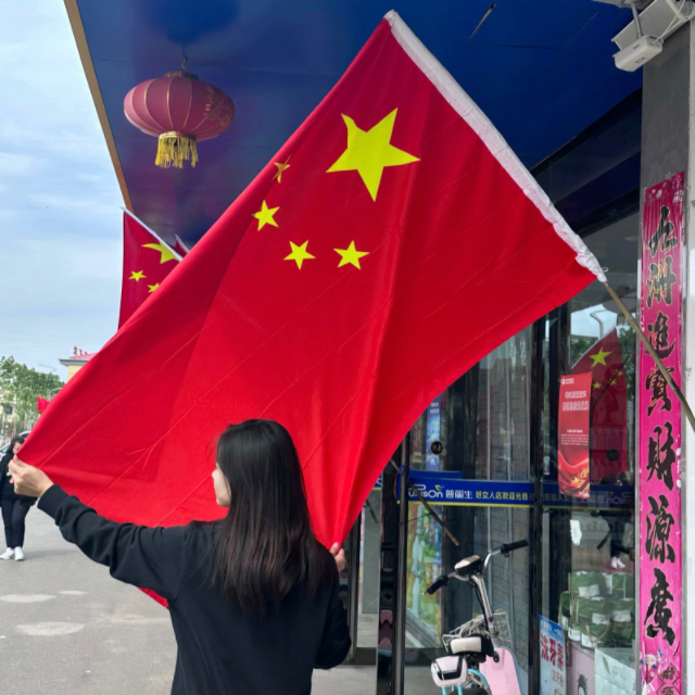 青春华彩献礼 共享祖国盛典——经济与管理学院“国旗合拍‘计划’”活动