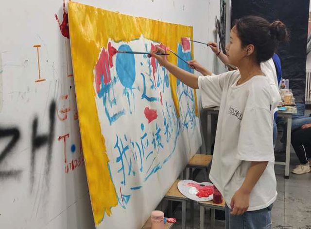 【完满班级】集体创作 放飞梦想——艺术传媒学院视觉1802班“季月初来,画笔挥舞”集体绘画创作活动