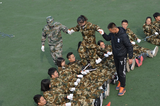 100名淬炼商学院新生走进成长训练营淬炼自我成长