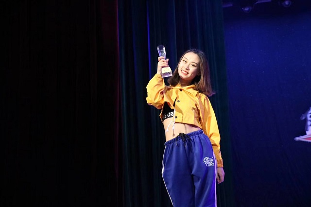 闪光的信院第253期：华丽绽放 舞姿飞扬 点亮梦想 这是“信院舞娘”龙起璞的故事。