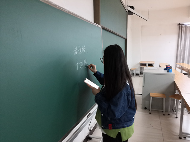 【完满班级】 传递爱心 人间温暖——外国语言文学系英语1807班、经贸1801班、涉外1801班