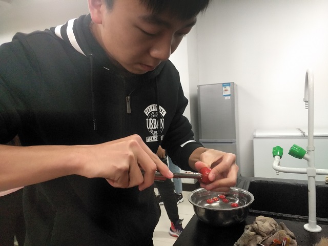 【完满班级】秋波盈盈 独具匠心——食品与环境学院食安1703班制作山楂酱实验
