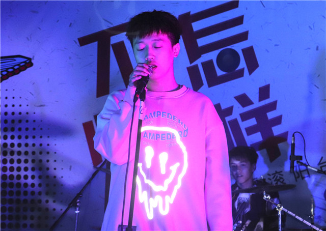 “心”动嗨唱 全“馨”体验 与未来初相遇——箕城书院“Crazy  不燃怎样”迎新摇滚阳台音乐会圆满落幕