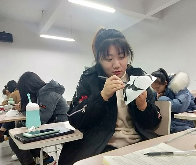 【完满班级】传承文化精髓  发扬脸谱魅力——艺术传媒学院视觉1801班举行完满活动