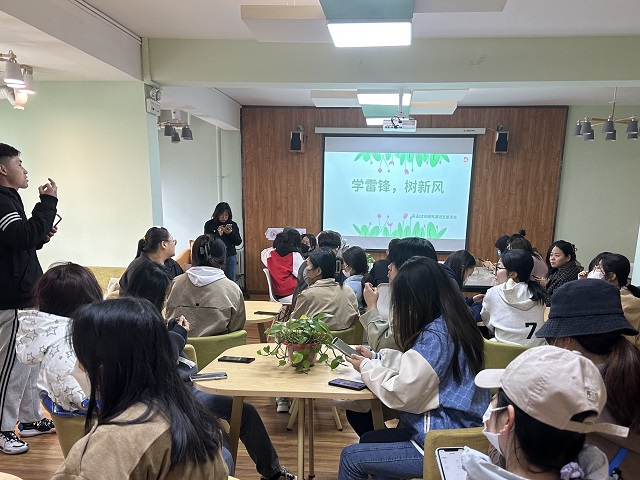 【完满团支部】传递雷锋精神 争做时代新人——商务英语学院英语2210班完满团支部活动