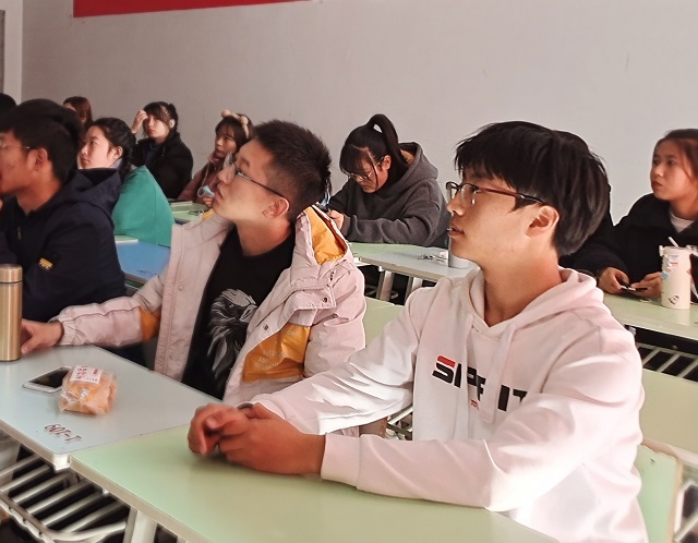 【完满班级】爱国如家 不悔入华——艺术传媒学院数媒2001班爱国主题观影活动