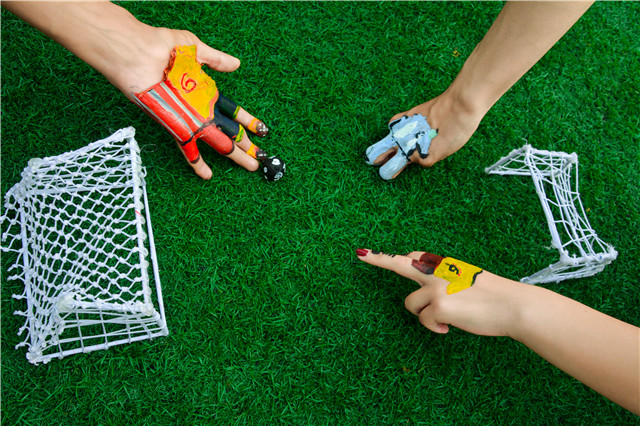 前行第159期:战况激烈 信院学子手绘百球火热引燃世界杯