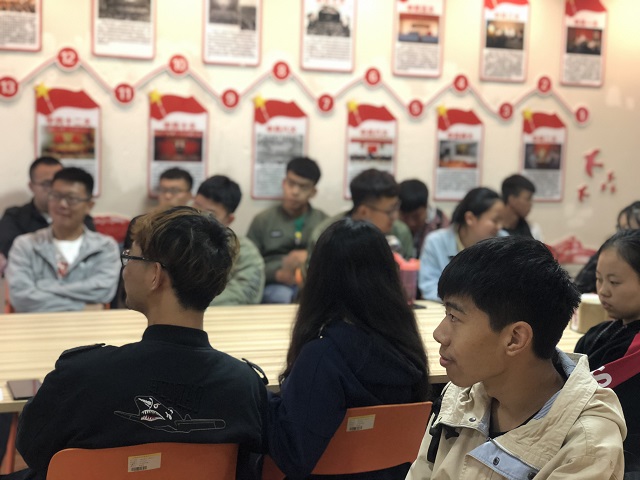 【完满班级】“沐浴书香 与书为伴”之读书分享会——软件1802班完满班级活动