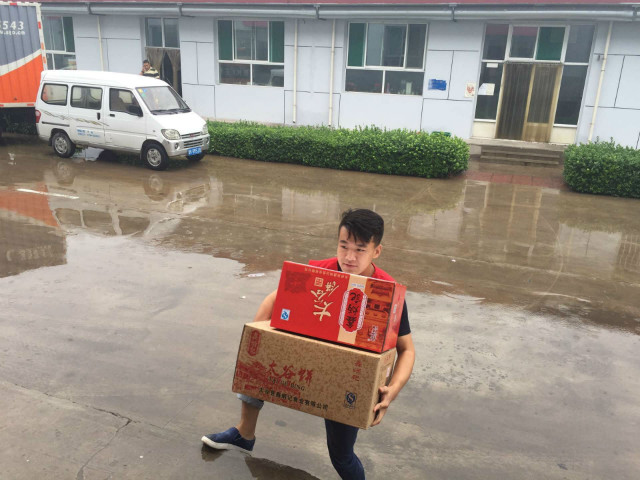 【三下乡】冒雨三下乡  情暖鑫炳记