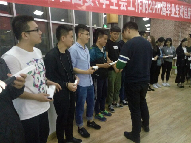 【毕业季】有你在,灯亮着——校团委召开曾在团委、学生会工作的2017届毕业生欢送座谈会